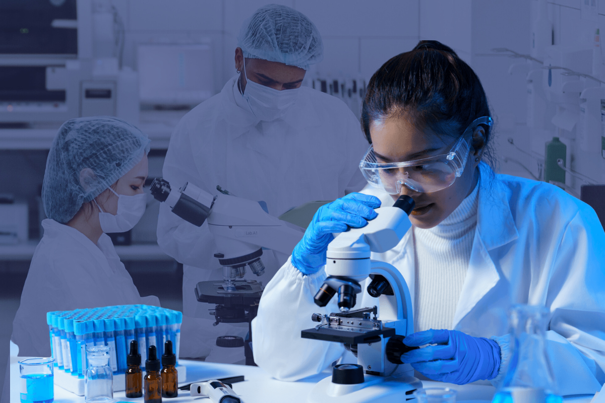 Profissionais em laboratório de análises clínicas